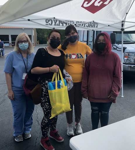 4 masked vollunteers at Hola Ohio's vaccination clinic